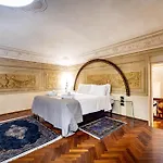 Yid Luxury Near Ponte Vecchio